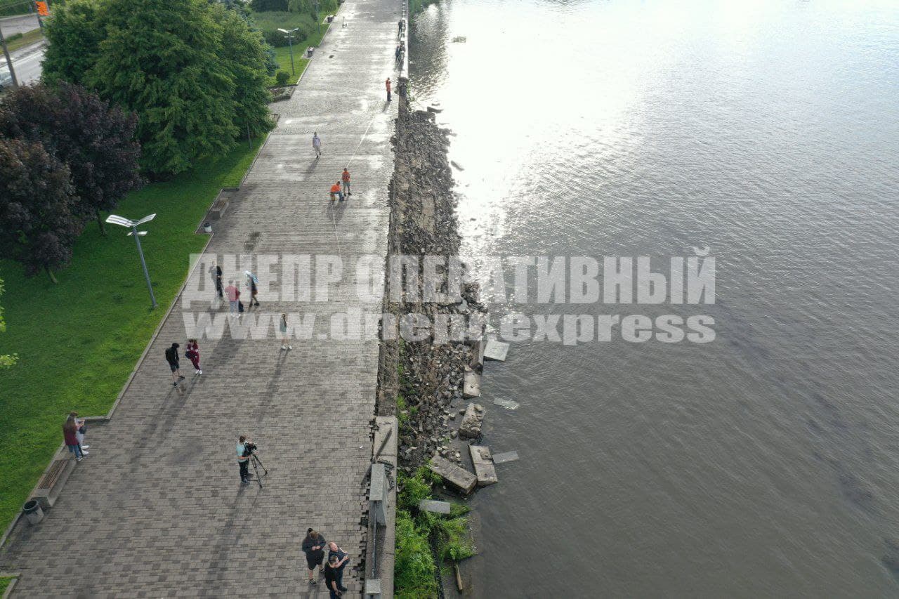 в Днепре часть набережной смыло в реку